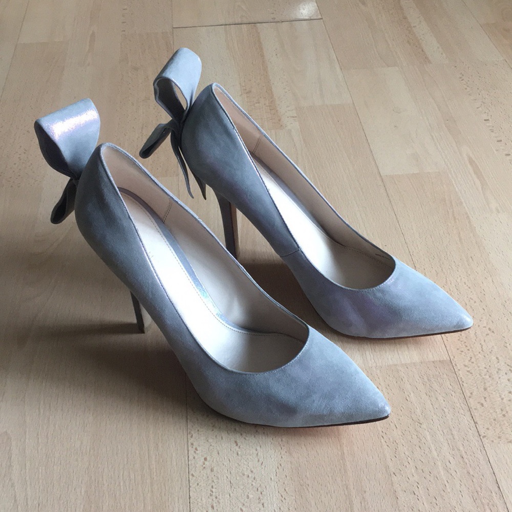 Pelle Moda gray iridescent pointed toe high heels